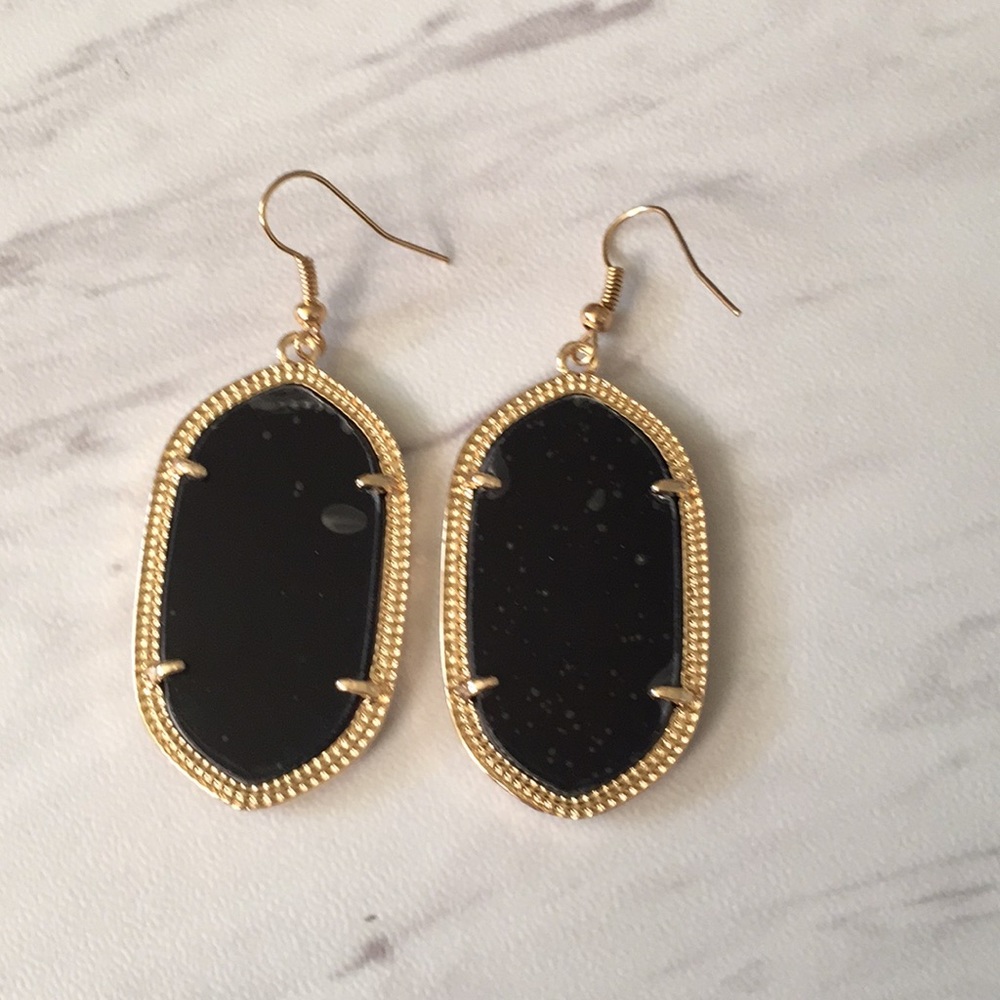🌸Black geometric earrings